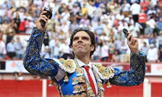 El torero José Tomás celebra un triunfo. |  EFE