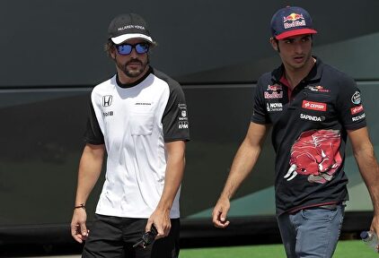 Fernando Alonso y Carlos Sainz. | EFE