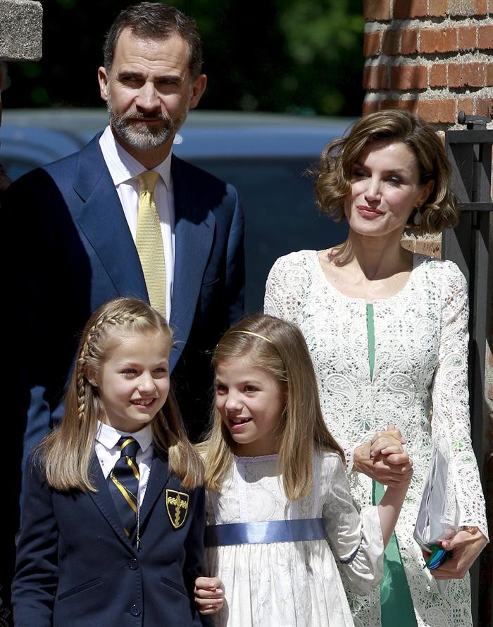 Comunión en la Familia Real: Leonor, de uniforme; Sofía, blanco - Chic