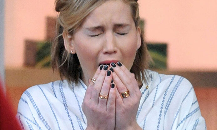 Cómo distinguir los síntomas del COVID-19 y una alergia estacional