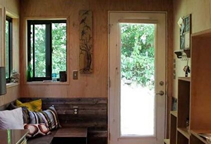 Un estudiante se construye su propia casa para ahorrar alquiler