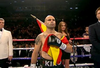 Kiko Martínez abraza la bandera de España antes de un combate. | Imagen TV