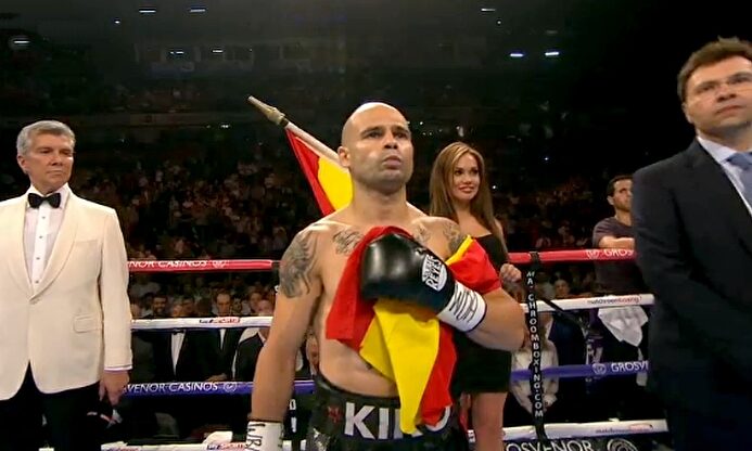 Kiko Martínez abraza la bandera de España antes de un combate. | Imagen TV