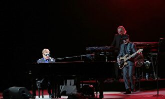 Elton John cancela su concierto entre lágrimas