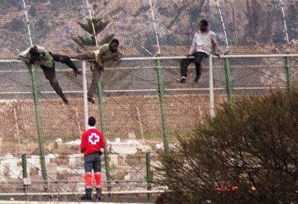Inmigrantes saltando la valla de Melilla | Europa Press/Cruz Roja