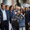 El presidente del Gobierno, Mariano Rajoy, que sigue de vacaciones en Galicia, posa para hacerse un "selfie" con un niño, durante la visita que realizó a la zona ganadera de Ódenes.