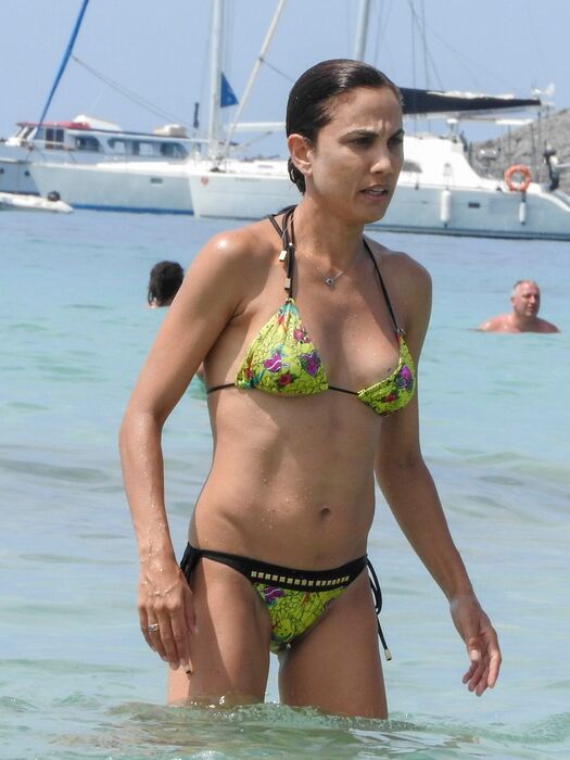 Las Famosas Despiden El Verano En Bikini Chic