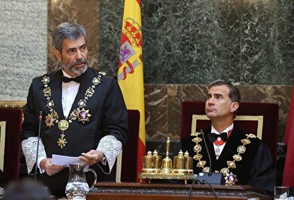 Carlos Lesmes, presidente del Supremo, habla ante la atenta mirada del Rey Felipe VI | EFE
