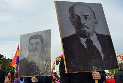 Los retratos de Lenin y Stalin, entre banderas republicanas españolas, durante una manifestación |  Cordon Press