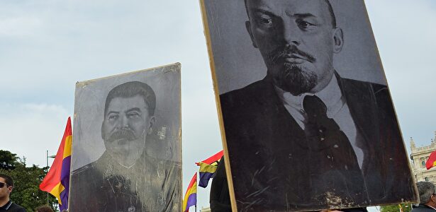 Los retratos de Lenin y Stalin, entre banderas republicanas españolas, durante una manifestación |  Cordon Press