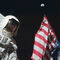 Harrison Schmitt planta la bandera de EEUU