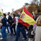 Muchos ciudadanos se dirigían al Paseo de la Castellana a primera hora, para poder ver el desfile de las Fuerzas Armadas.