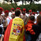 Un adolescente cubierto con la bander de España observa desde la distancia a algunos de los soldados que han participado en el desfile.