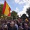 Una enorme bandera de España sobre un nutrido grupo de ciudadanos que en la Plaza de Colón.