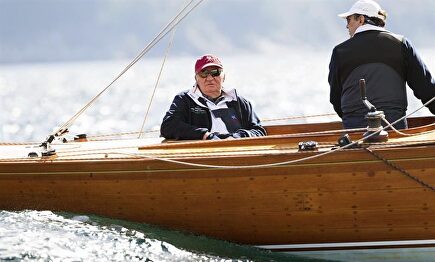 El rey Juan Carlos, navegando en el Bribón | EFE