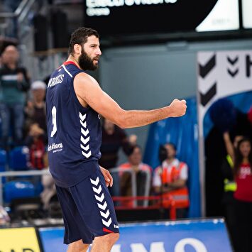 Bourousis celebra un punto cuando militaba en el Baskonia |  ACB Photo