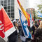 Una bandera del PSOE entre las de Israel y España que abarrotaban el acto
