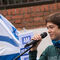 Un joven ha cantado una canción tradicional judía rodeado de banderas de Israel