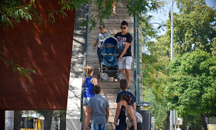 Un padre carga con el carrito de su bebé |  David Alonso Rincón