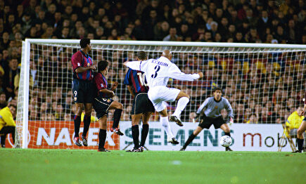 Roberto Carlos marcando ante el Barcelona en el Camp Nou. |  EFE