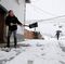 Una persona retira con una pala la nieve acumulada frente a su casa en Espinal (Navarra).