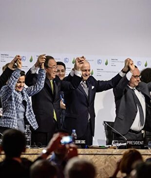 François Hollande, junto a algunos de los líderes mundiales reunidos en 2015 en la Cumbre de París. |  EFE