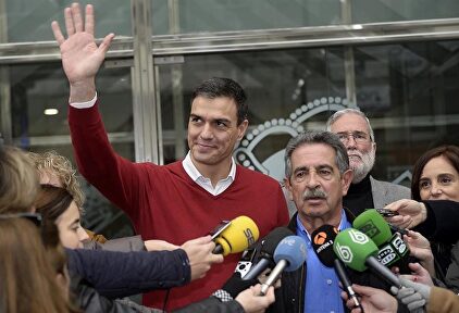 Pedro Sánchez y Miguel Ángel Revilla en una imagen de archivo. |  EFE