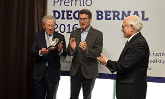 Fernando Ónega en un acto con Feijóo. |  Cordon Press