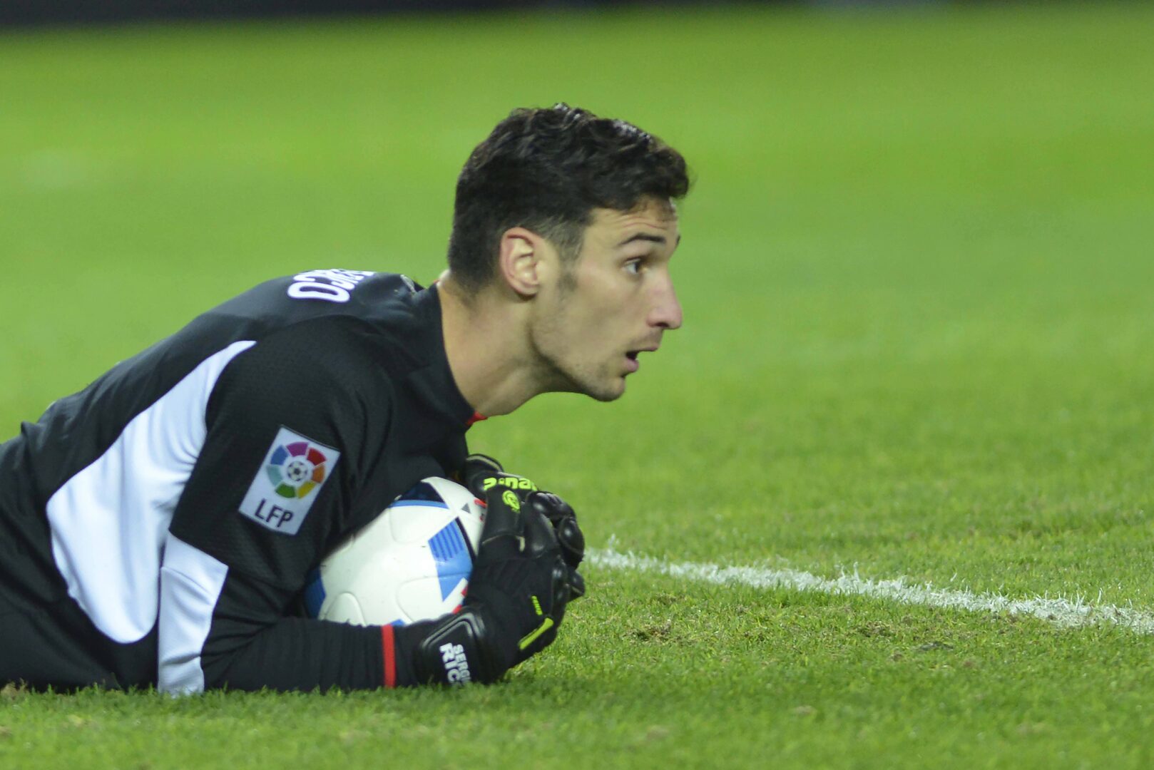 Sergio Rico sigue sedado y en estado grave tras quince días ingresado