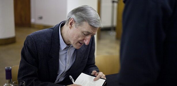 El escritor británico Julian Barnes en una firma de libros |  Cordon Press