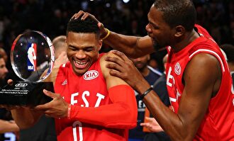 Westbrook junto a Kevin Durant. |  EFE