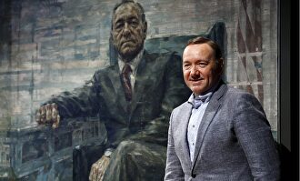 Kevin Spacey junto a su retrato en la Galería Nacional de EEUU |  Cordon Press