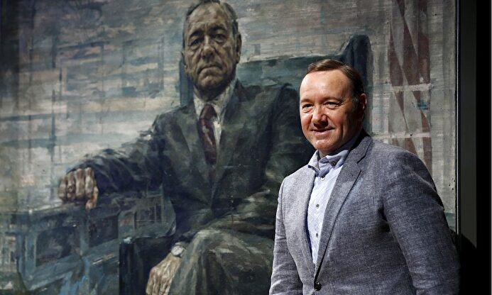 Kevin Spacey junto a su retrato en la Galería Nacional de EEUU |  Cordon Press