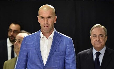 Zidane, junto a Florentino Pérez. | EFE