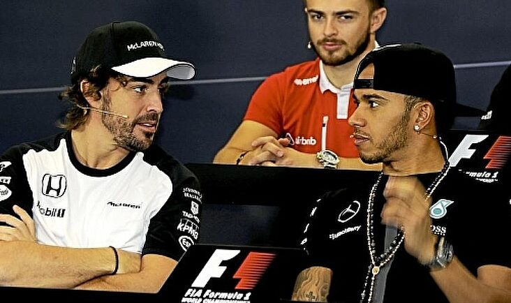 Fernando Alonso y Lewis Hamilton, en rueda de prensa. | EFE