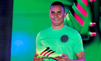 Keylor Navas, presentando unas nuevas botas. |  EFE