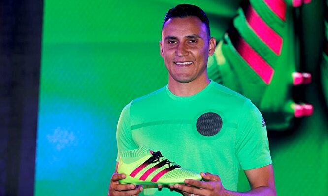 Keylor Navas, presentando unas nuevas botas. |  EFE