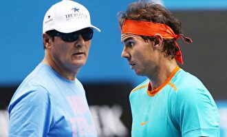 Toni Nadal con Rafa en un entrenamiento. |  EFE