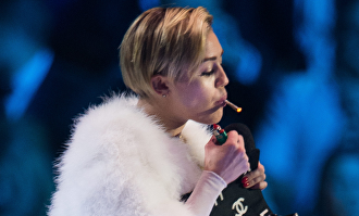 La cantante estadounidense Miley Cyrus fumando durante un concierto |  Cordon Press