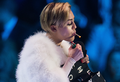 La cantante estadounidense Miley Cyrus fumando durante un concierto |  Cordon Press