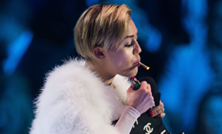 La cantante estadounidense Miley Cyrus fumando durante un concierto |  Cordon Press