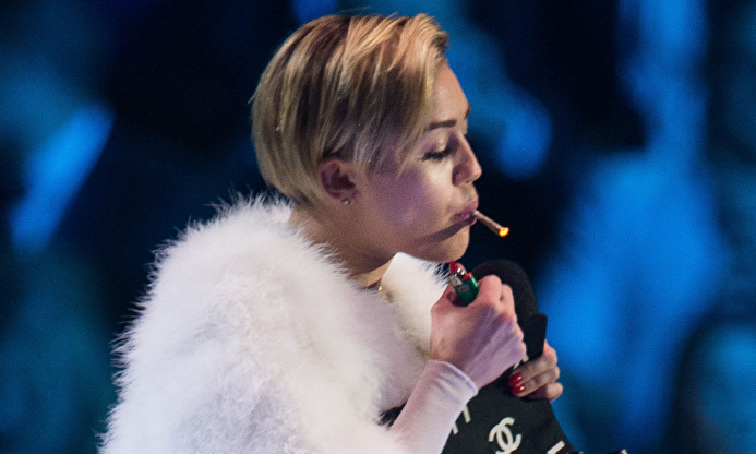 La cantante estadounidense Miley Cyrus fumando durante un concierto |  Cordon Press