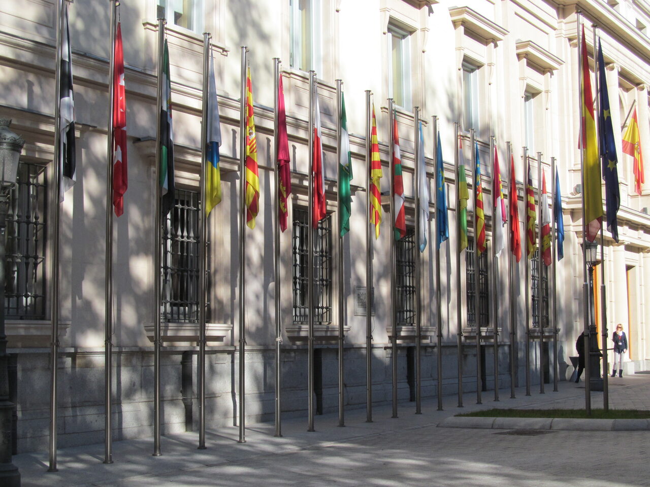 Banderas de las comunidades autónomas, en la puerta del Senado. | Europa Press
