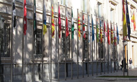 Una imagen de las banderas autonómicas que presiden la entrada del Senado. |  Wikimedia