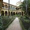 El patio principal del palacio renacentista de Las Dueñas conserva partes del pavimento del edificio anterior datado del siglo XV.