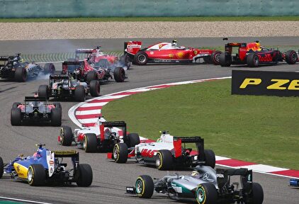 Toques en la salida del Gran Premio de China. | EFE