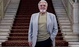 El tenor Plácido Domingo posa para los medios de comunicación, durante la presentación hoy del 50 aniversario de su debut en el Gran Teatro del Liceo | EFE