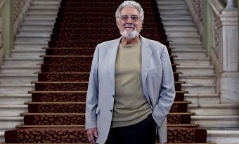 El tenor Plácido Domingo posa para los medios de comunicación, durante la presentación hoy del 50 aniversario de su debut en el Gran Teatro del Liceo | EFE