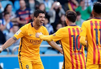 Luis Suárez (i) celebra con Messi y Neymar el segundo de sus cuatro goles al Deportivo. | EFE