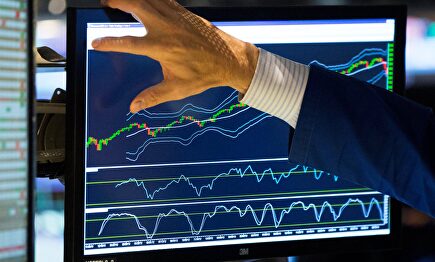 Broker mirando una curva de mercado | Archivo